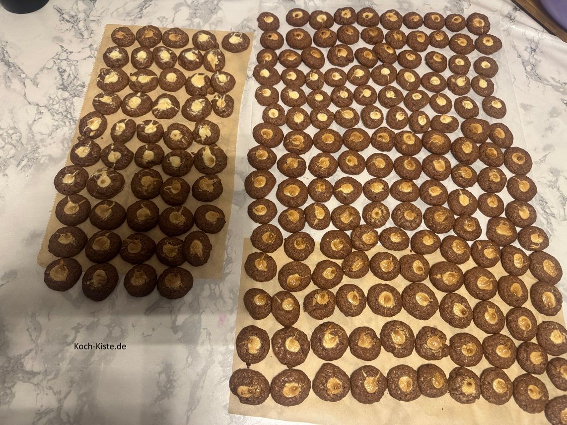 lege die fertig gebackenen Schokoplätzchen auf Backpapier zum Auskühlen