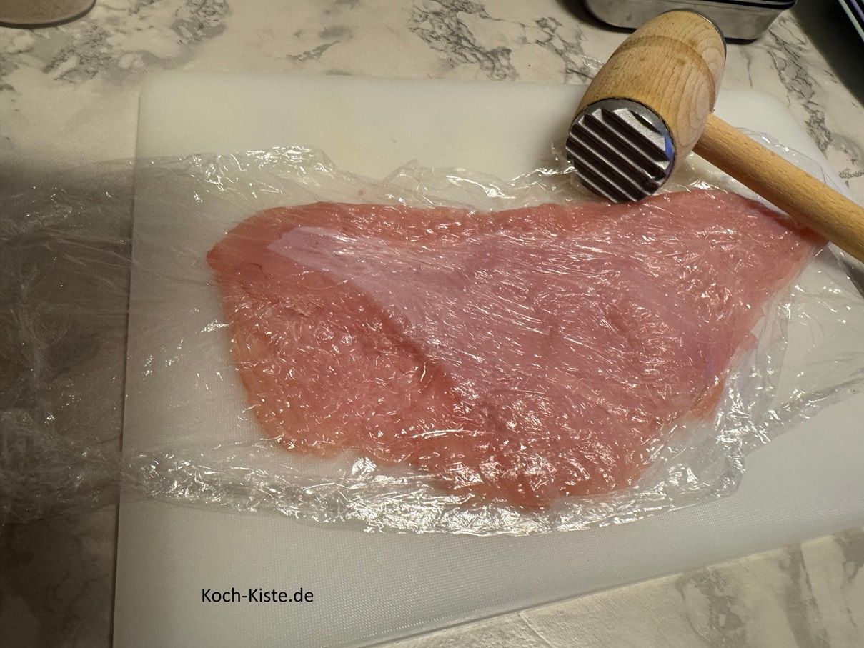 und klopfe das Schnitzel mit dem Fleischklopfer flach