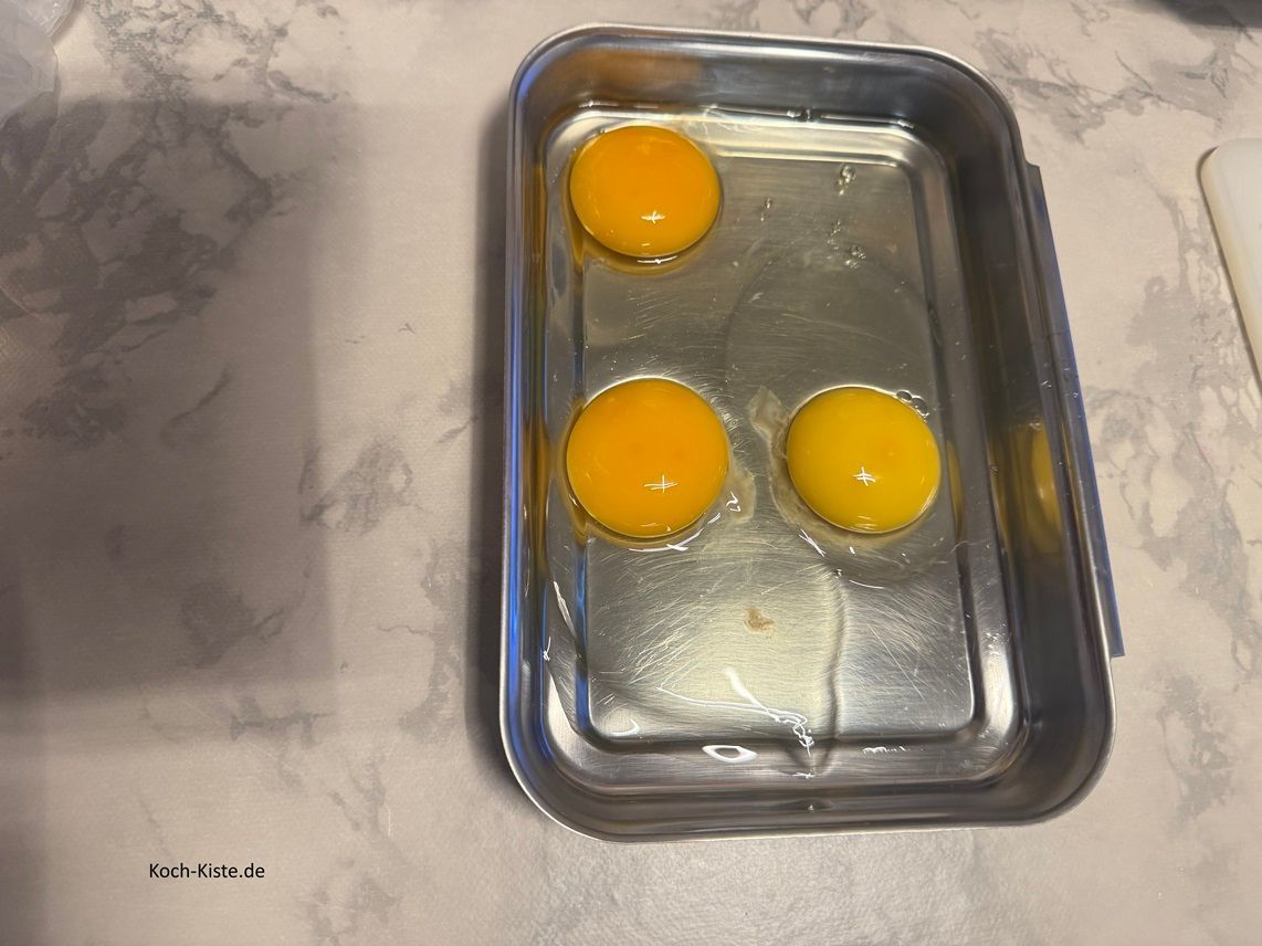 gebe die Eier in eine Panierschale, füge die Gewürze hinzu und verrühre mit einer Gabel alles gut miteinander