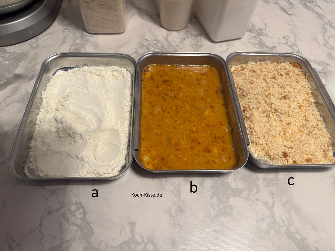 gebe in eine Panierschale das Dinkelmehl (a), in die Mitte kommt die Schale mit dem Eigemisch (b) und in die 3 Panierschale kommt Paniermehl (c)