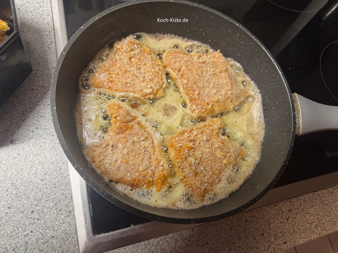 gebe reichtlich Pflanzencreme in die Pfanne und lasse sie schmelzen. Dann gebe 4 Schnitzelstücke hinein und lasse sie ca. 3 Minuten braten