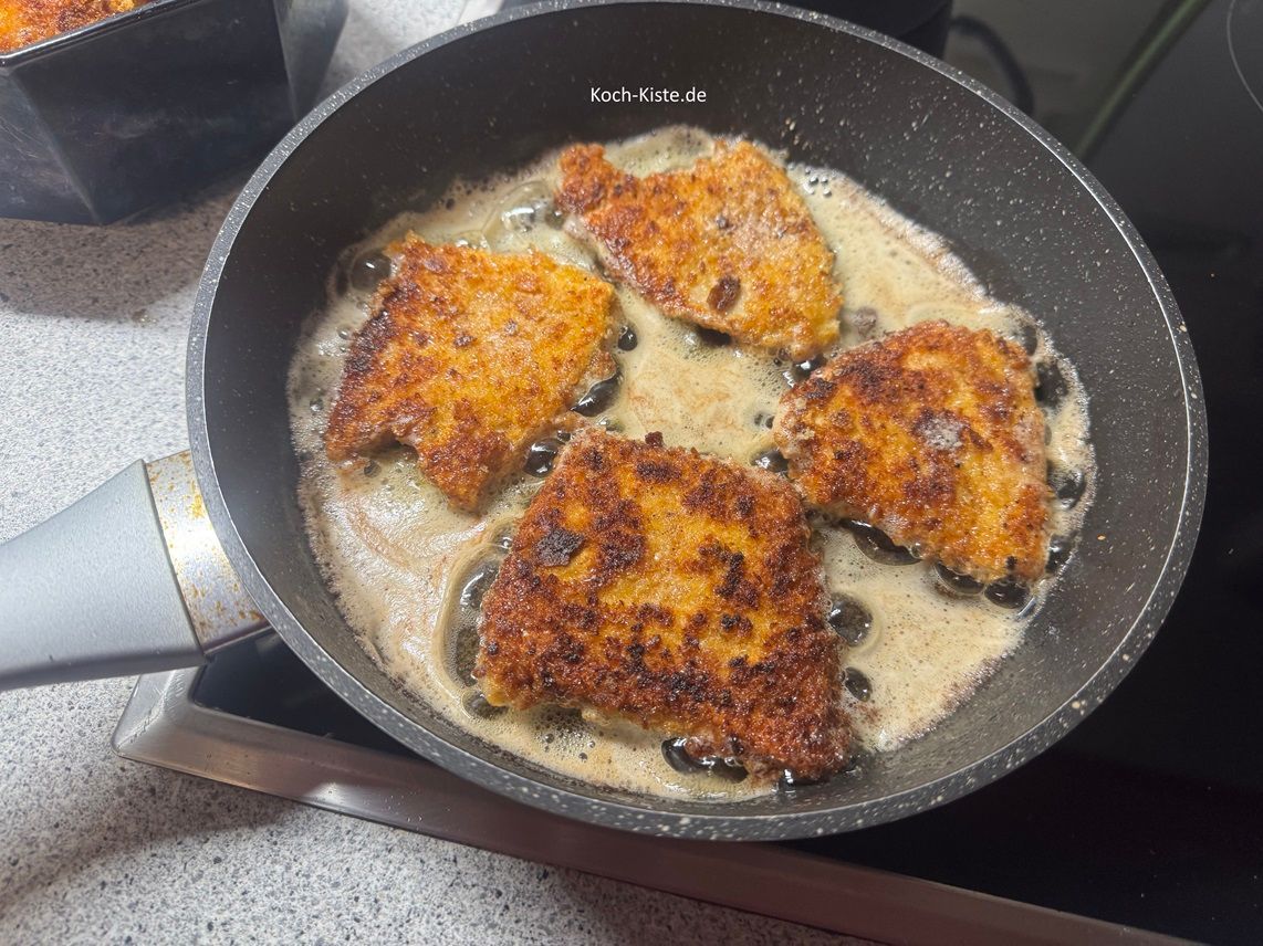 dann werden die Schnitzelstücke mit einer Küchenzange gewendet und ebenfalls ca. 3 Mintuen gebraten - bis sie eine schöne Farbe angenommen haben