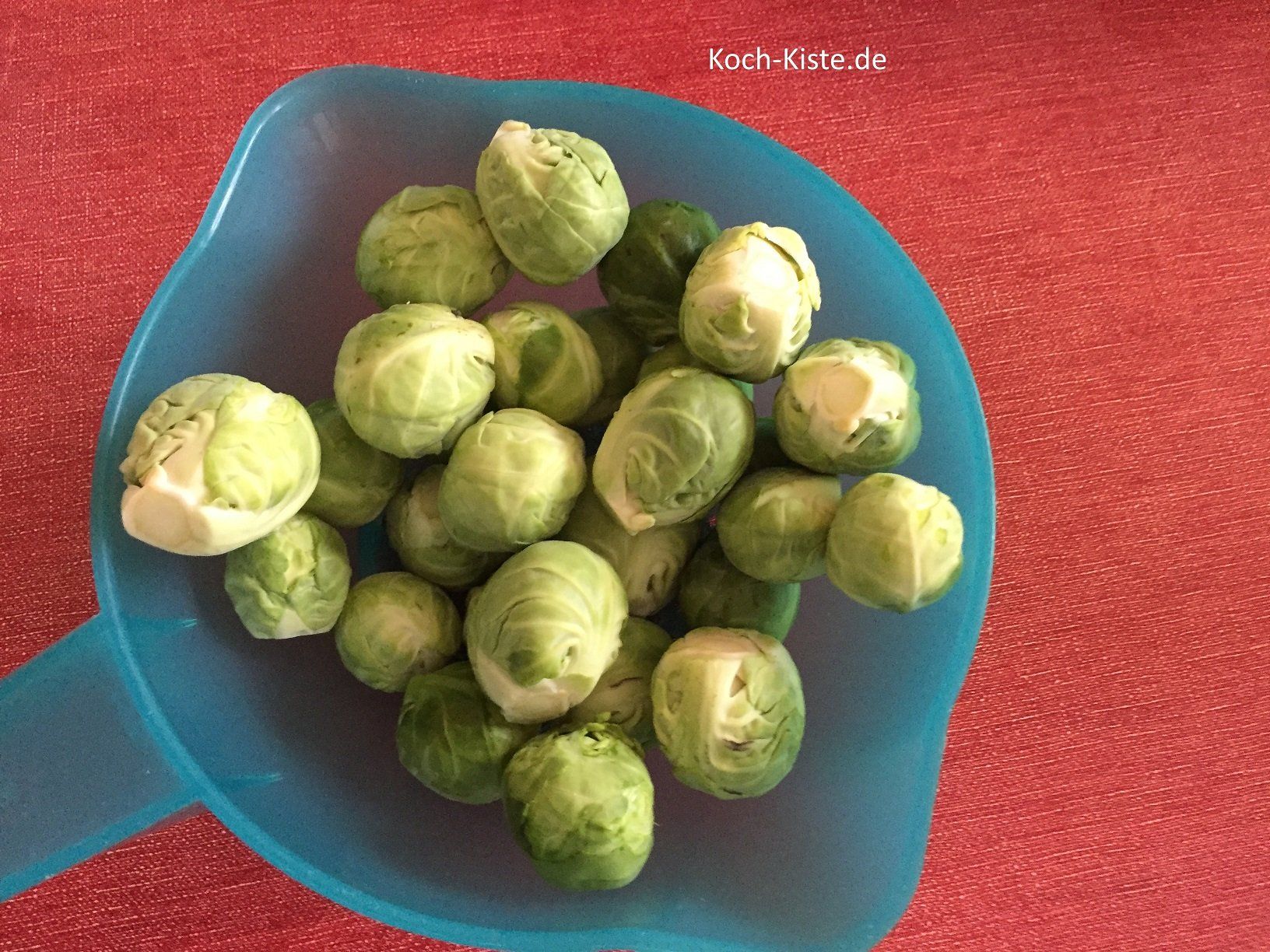 den Rosenkohl putzen, abspülen, halbieren und vor kochen