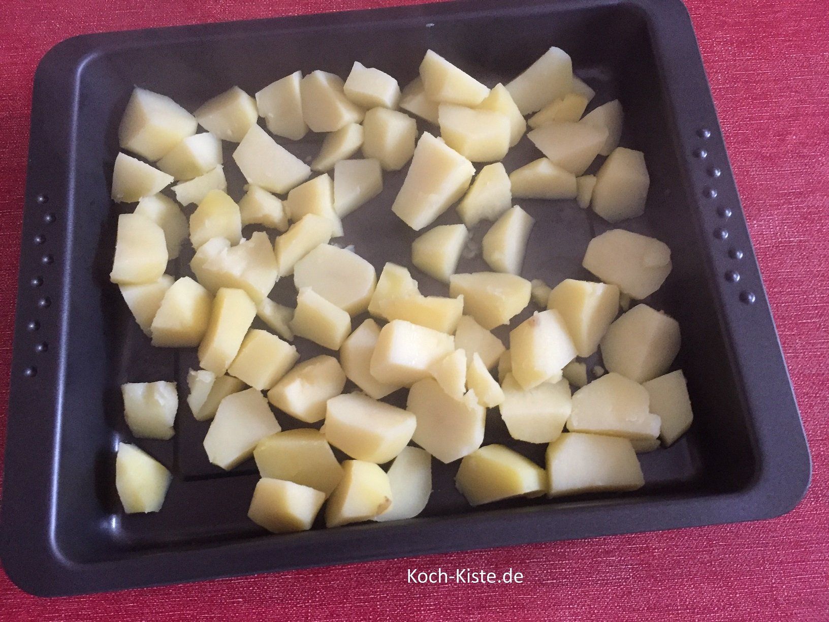 gieße die Kartoffeln ab und gebe sie in die Auflaufform