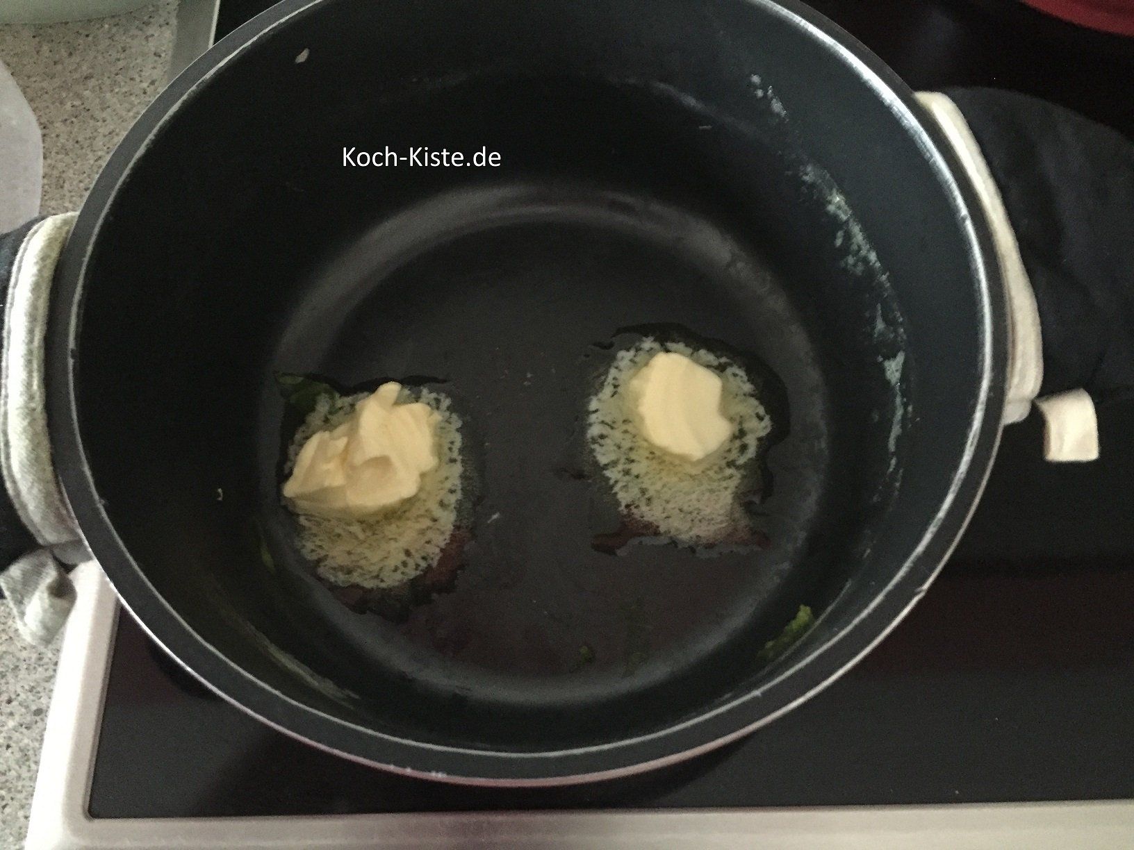 gebe Butter in einen kleinen Topf und lasse sie schmelzen