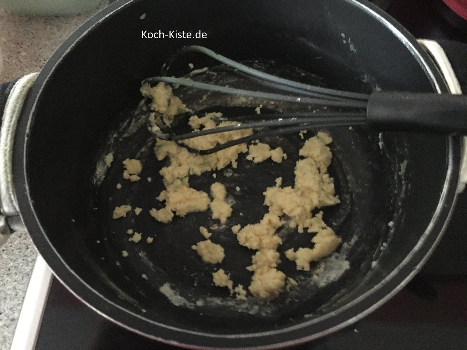 gebe in Etappen soviel Mehl in den Topf , dass krümelige trockene Mehlklumpen entstehen