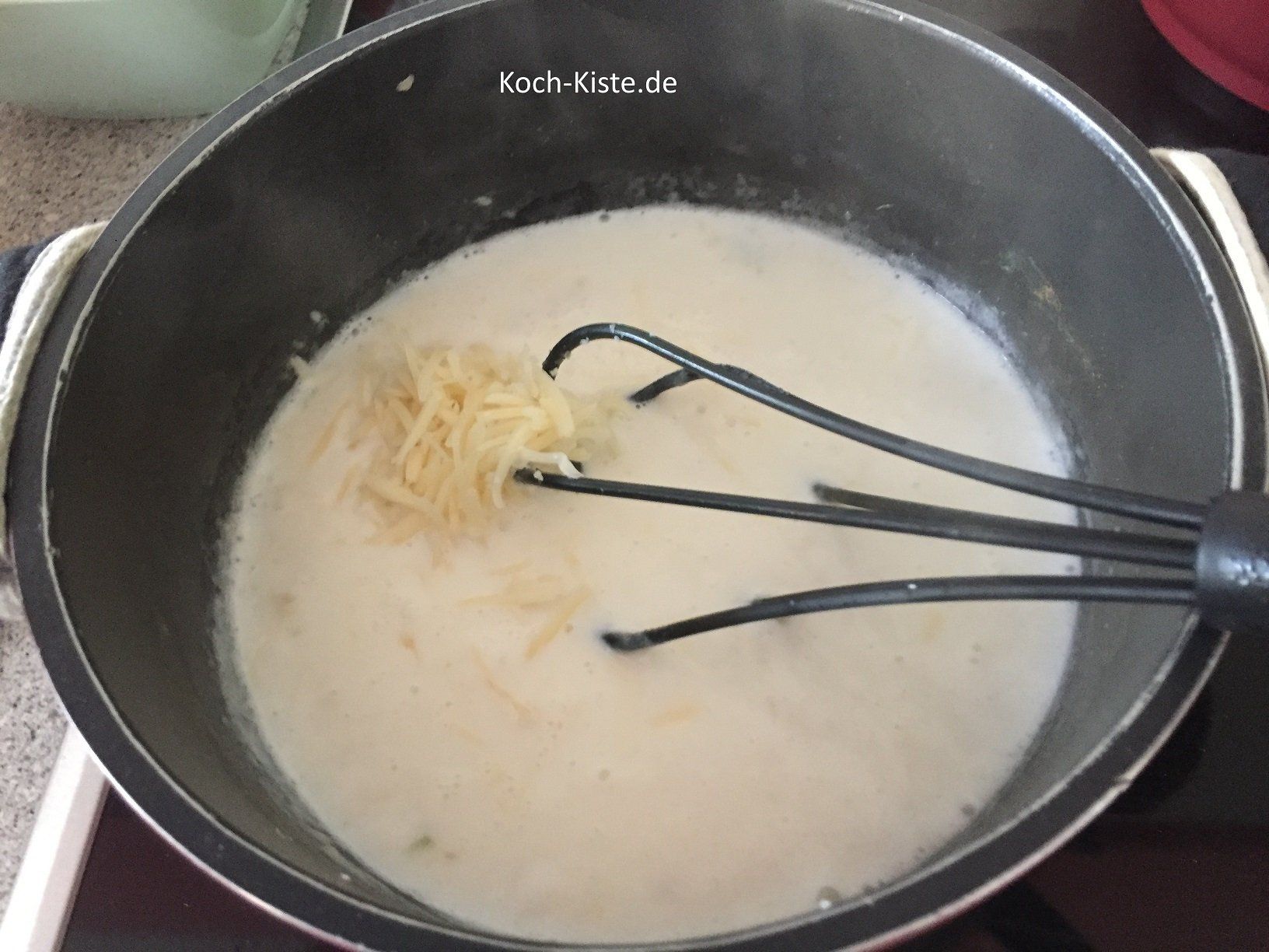gieße die Milch in den Topf und gebe den gerieben Käse mit hinein