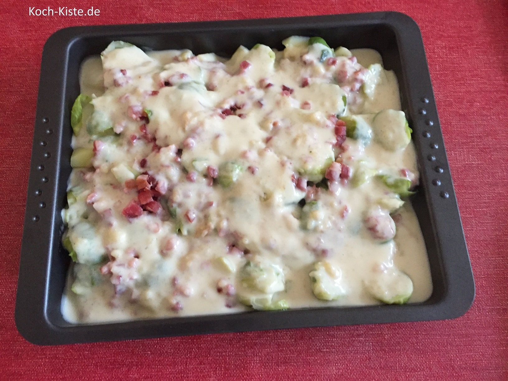 gieße die Soße gleichmäßig über den Auflauf