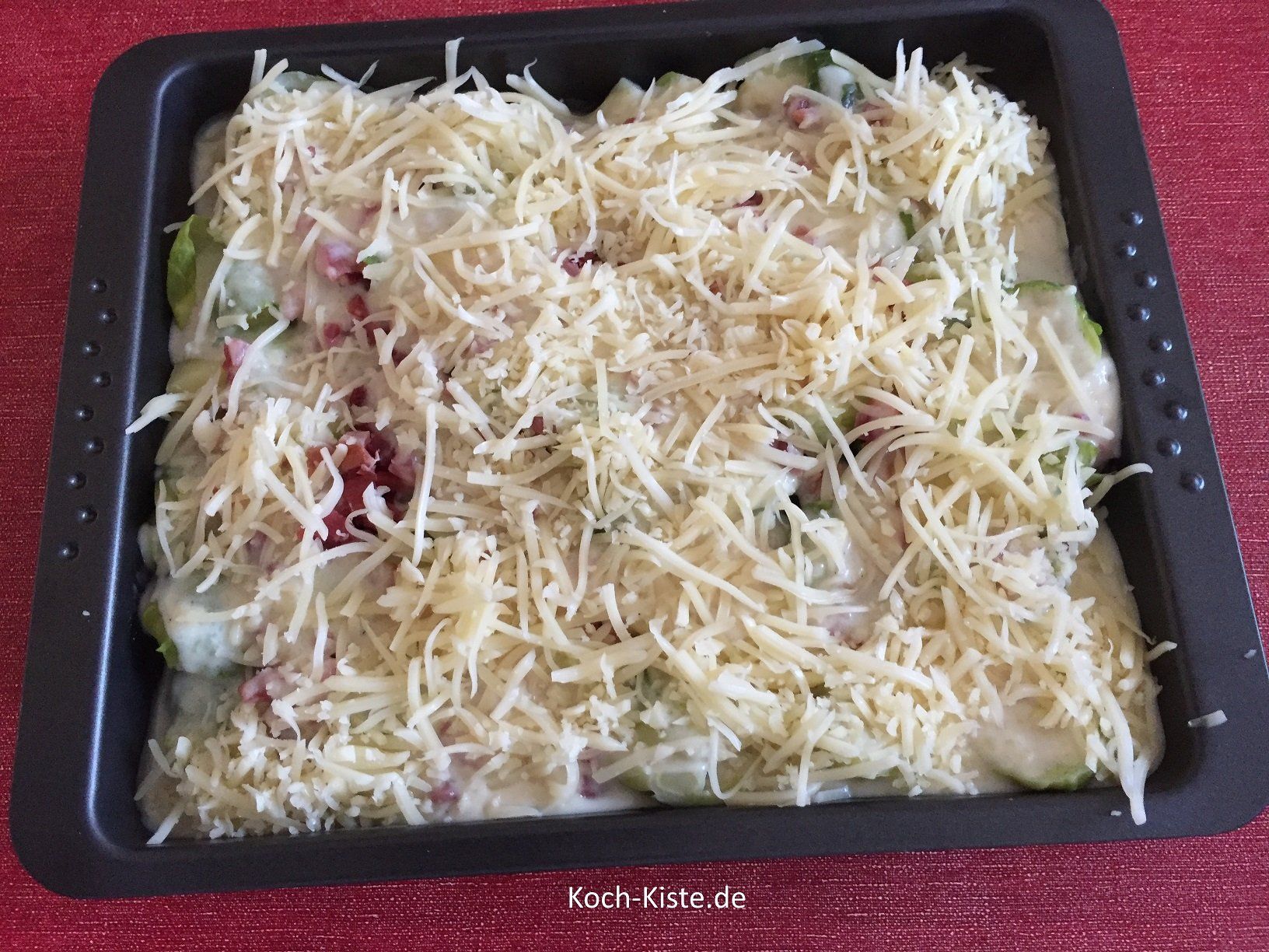 streue den geriebenen Käse gleichmäßig auf den Auflauf