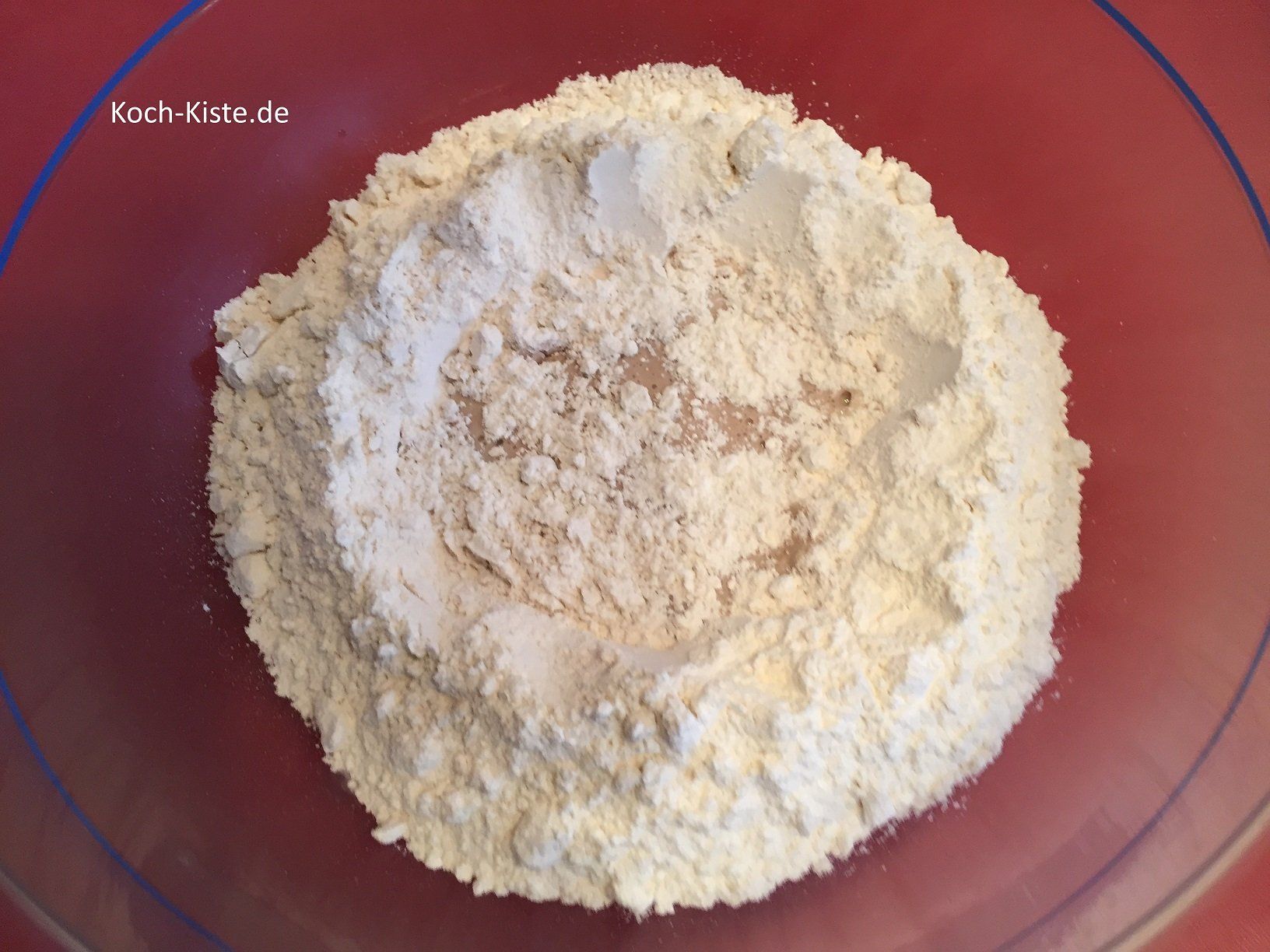 stupse ein wenig Mehl über die Hefe