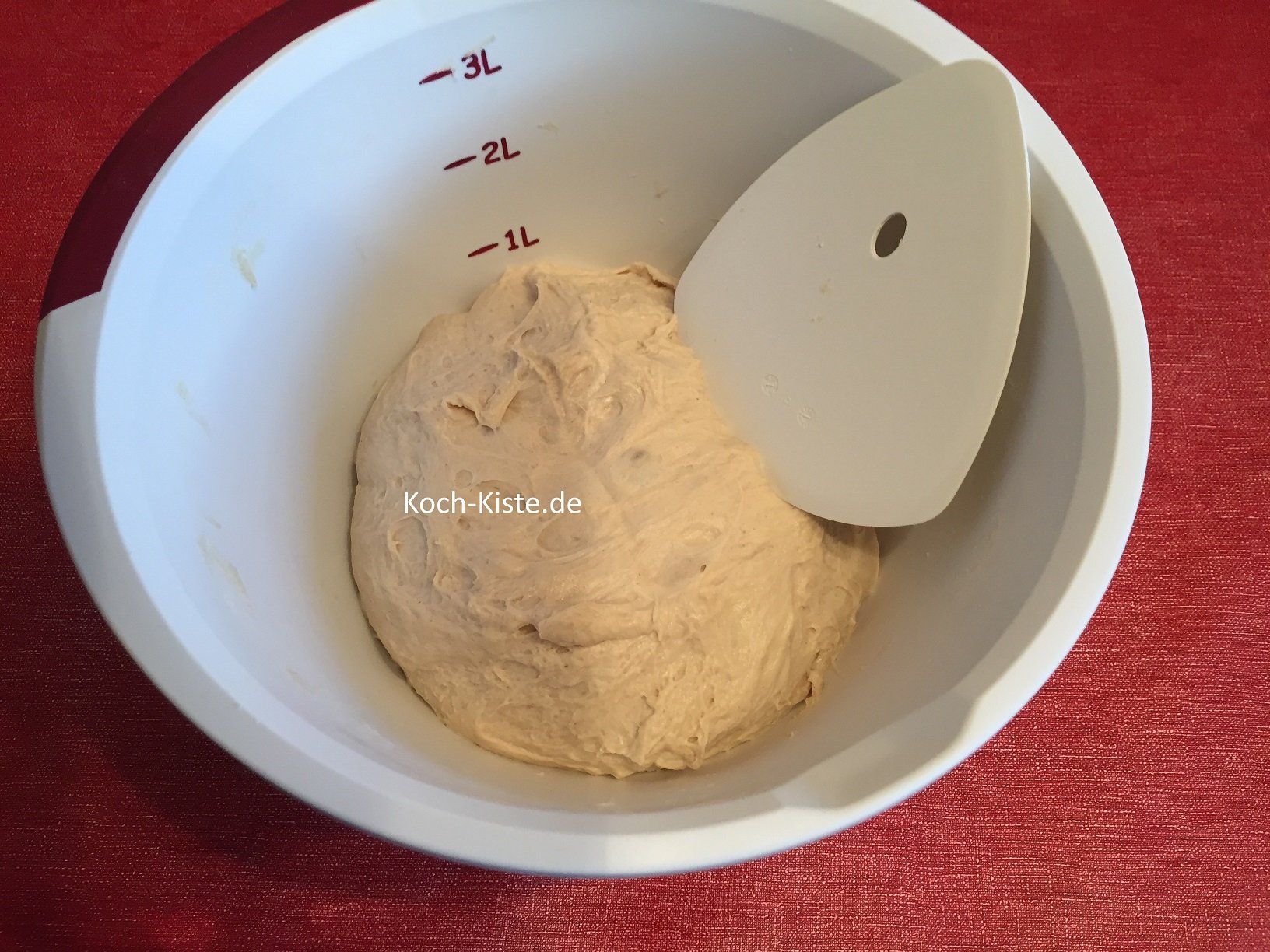 erneut mit Hilfe eines Teigschabers den Teig gut durchkneten.