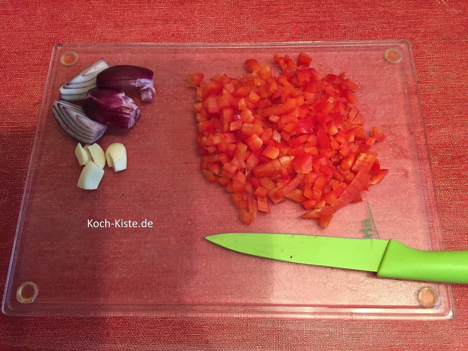 Paprika gewürfelt, Knobi und rote Zwiebel müssen noch in Würfel geschnitten werden