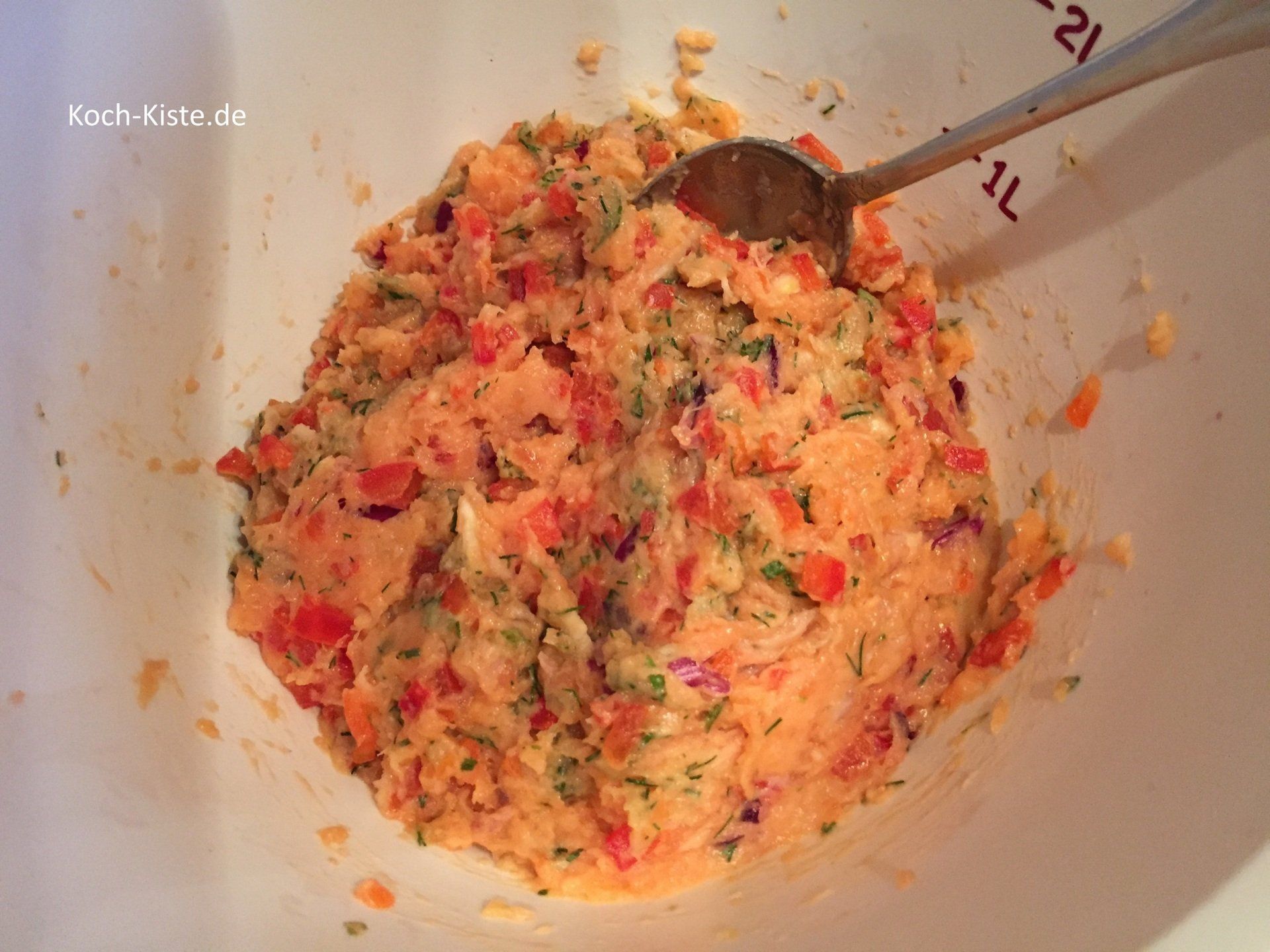 verknete alle Zutaten in der Rührschüssel zu einem geschmeidigen Teig