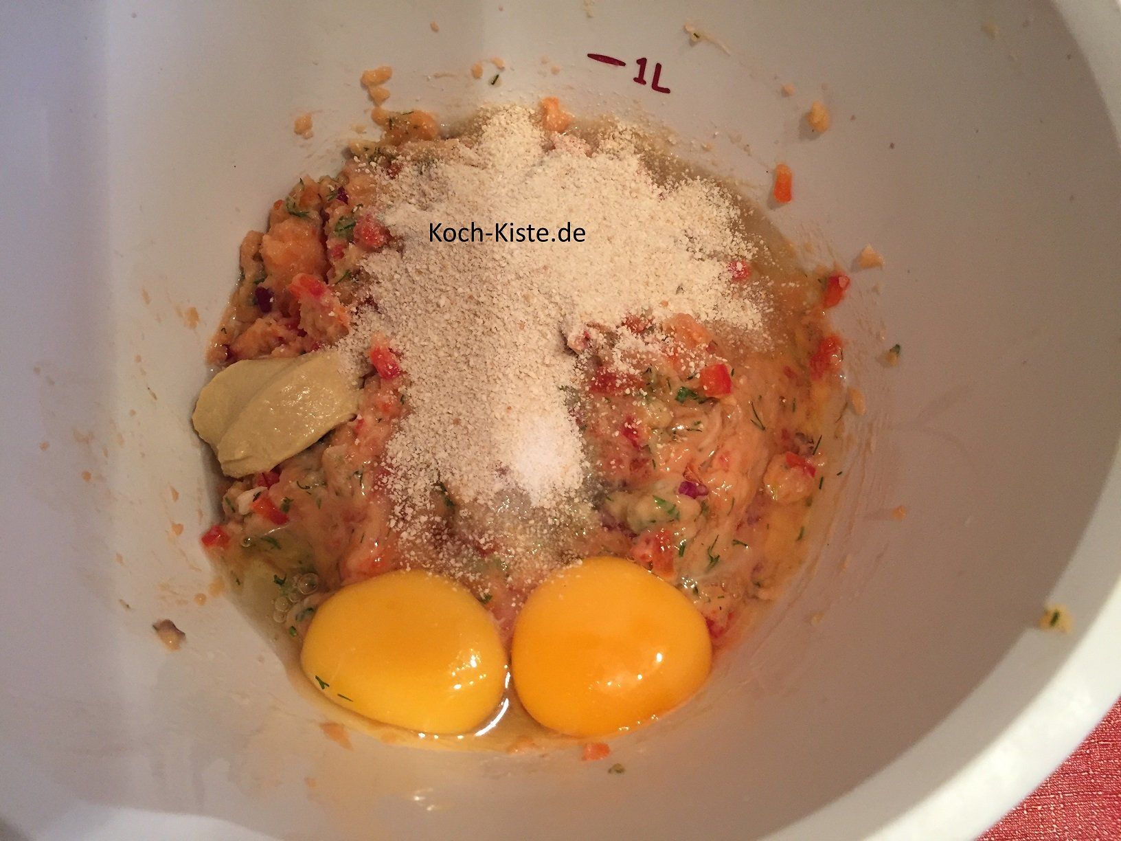 gebe zu dem gehackten Lachsfilet und dem Gemüse die Eier und das Paniermehl