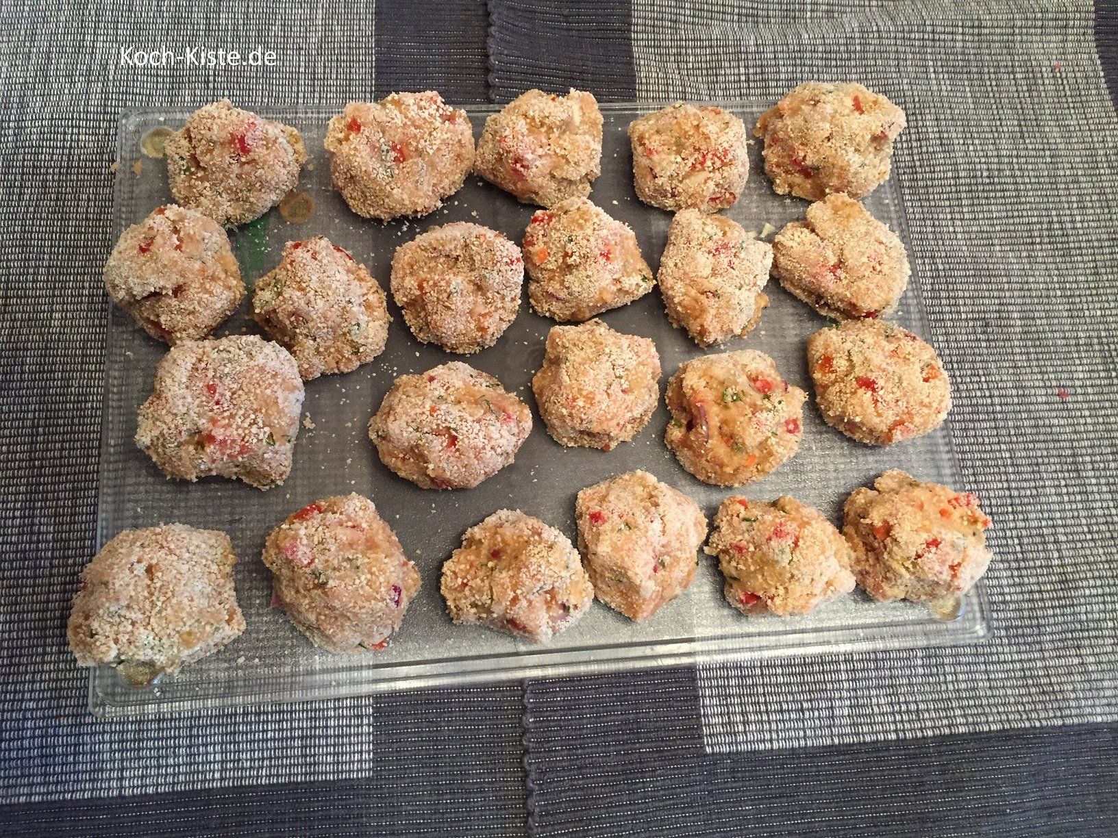 forme mit feuchten Händen kleine Fischfrikadellen