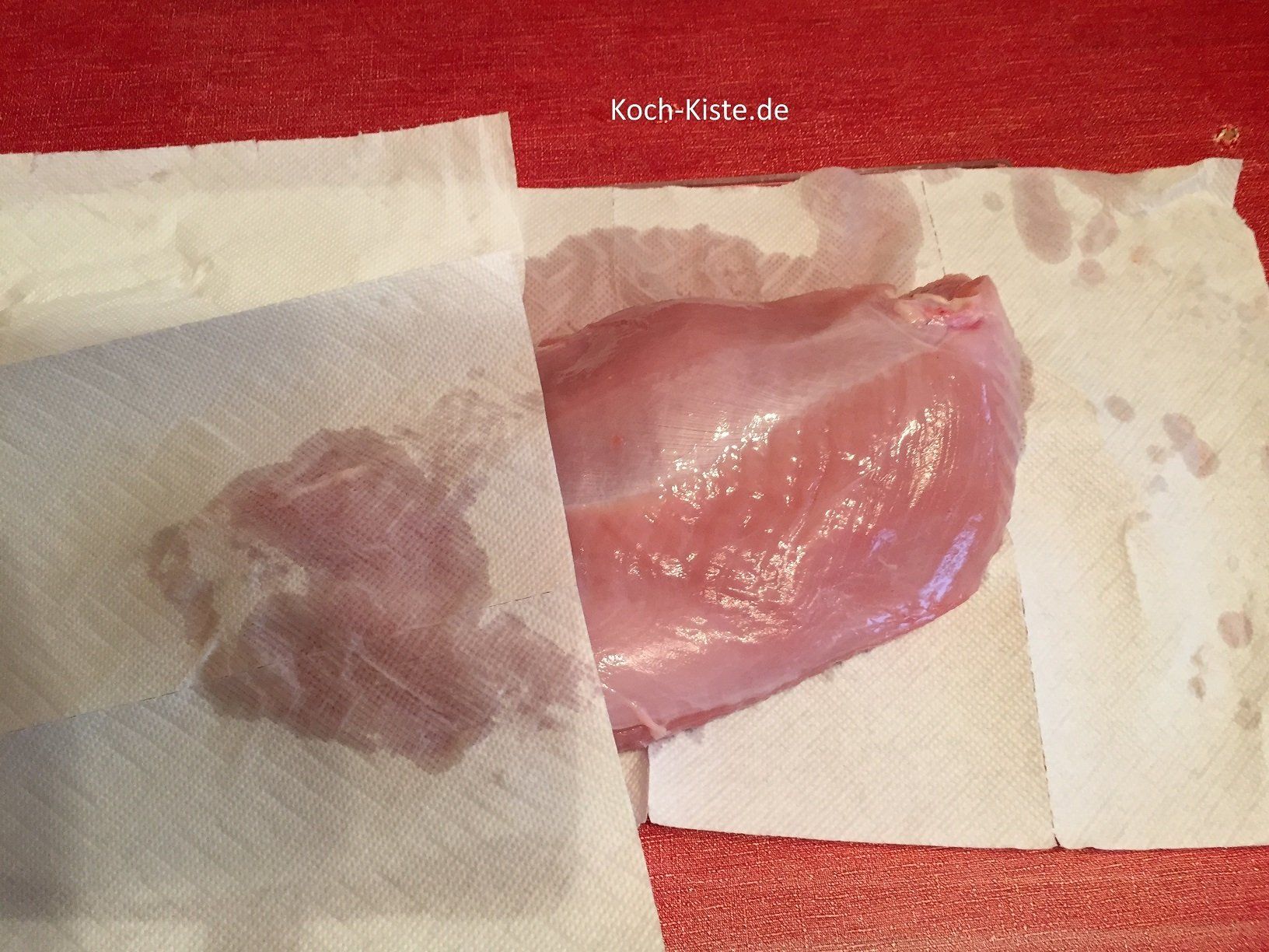 spüle das Putenbrustfilet unter fließendem, kaltem Wasser ab und tupfe es mit Küchenkrepp trocken