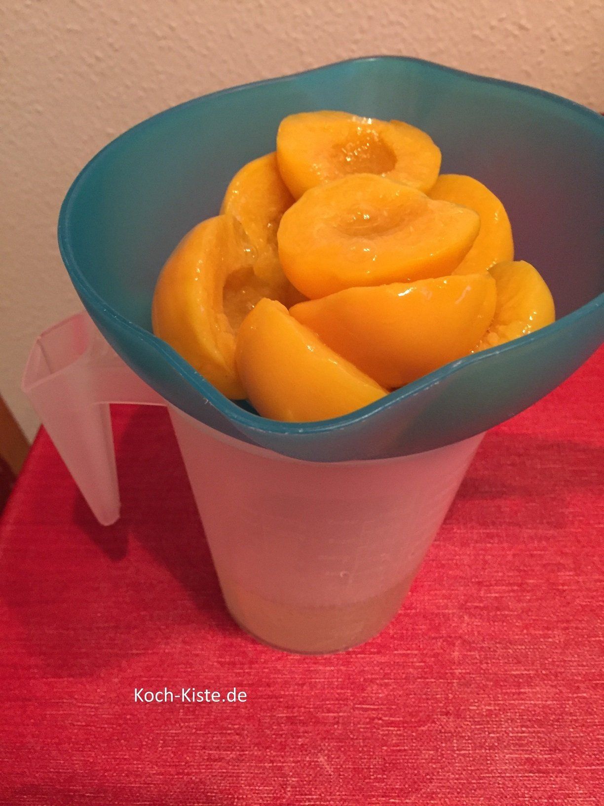 Pfirsiche über ein Küchensieb abtropfen lassen und den Saft dabei auffangen