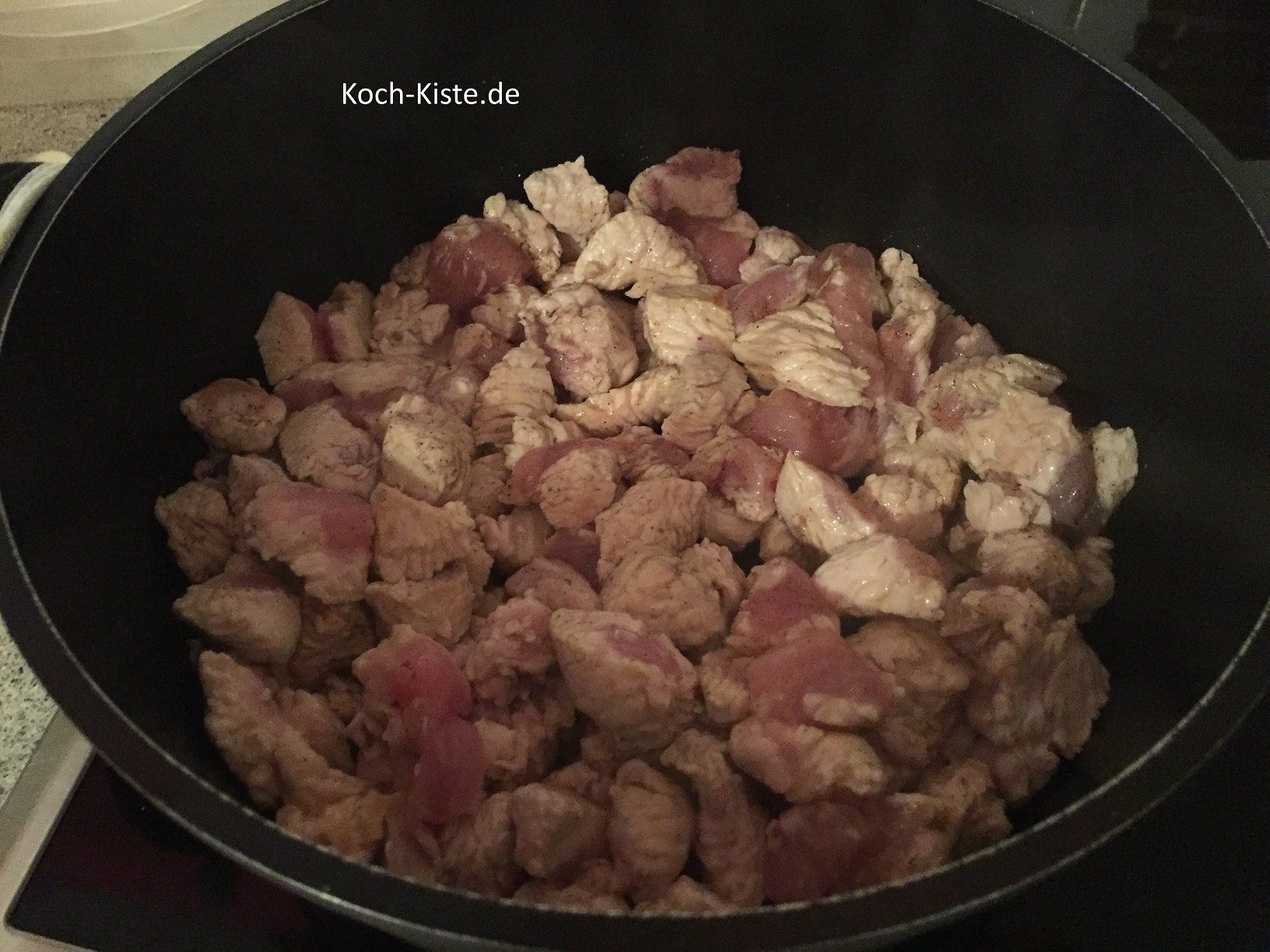 die Putenbrustwürfel gut anbraten