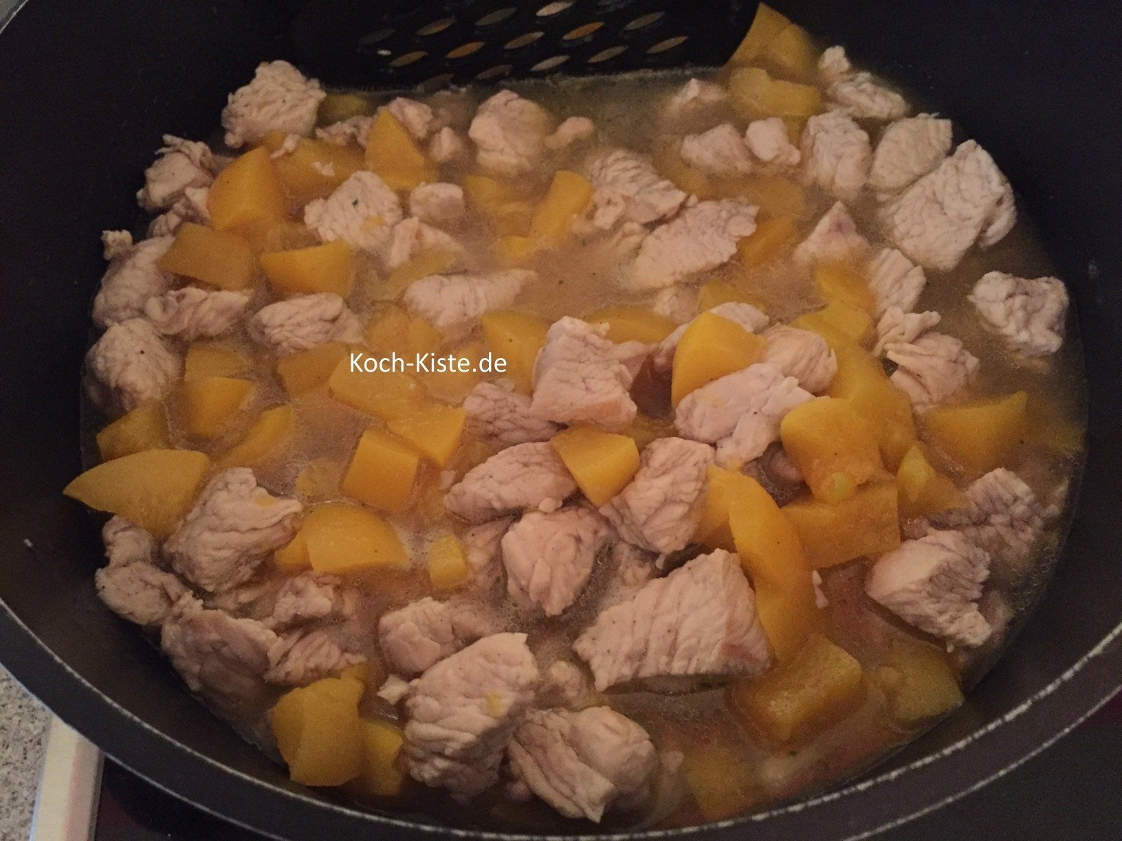 Pfirsichstücke, Pfirsichsaft und Brühe dazugeben