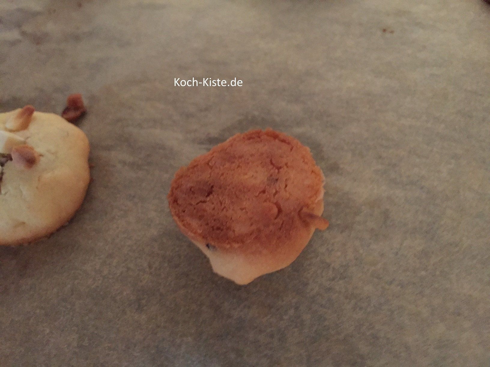 Kontrolle, mit der Kuchengabel ein Keks umdrehen und wenn die Seite leicht bräunlich gebacken ist, können die Kekse aus dem Ofen genommen werden