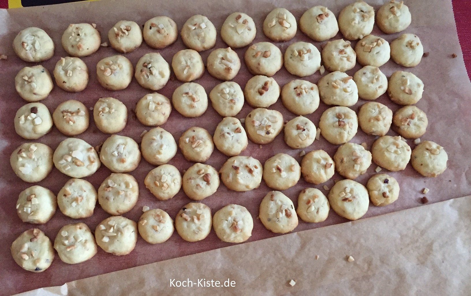 fertig gebackene Mandel-Nuss Berge