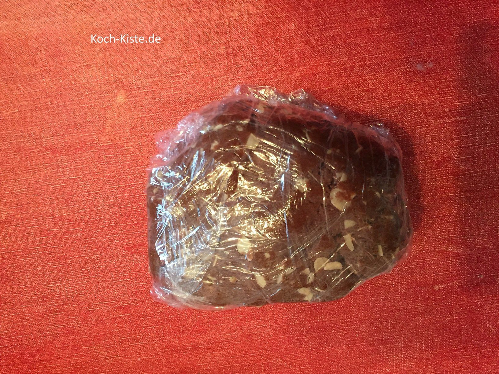 wickle den Mürbeteig in Klarsichtfolie und lege den Teig für 1 Stunde in den Kühlschrank