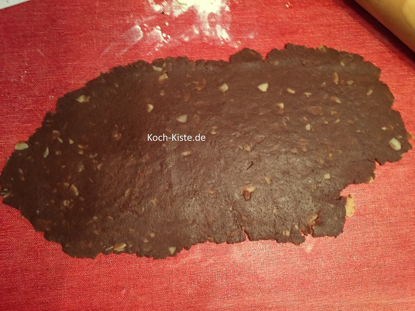 rolle den Teig auf der bemehlten Arbeitsfläche dünn aus