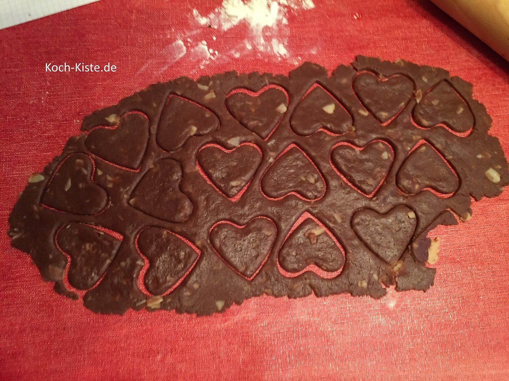 steche Herzen aus dem Teig aus und lege sie auf ein Backpapier belegtes Backblech