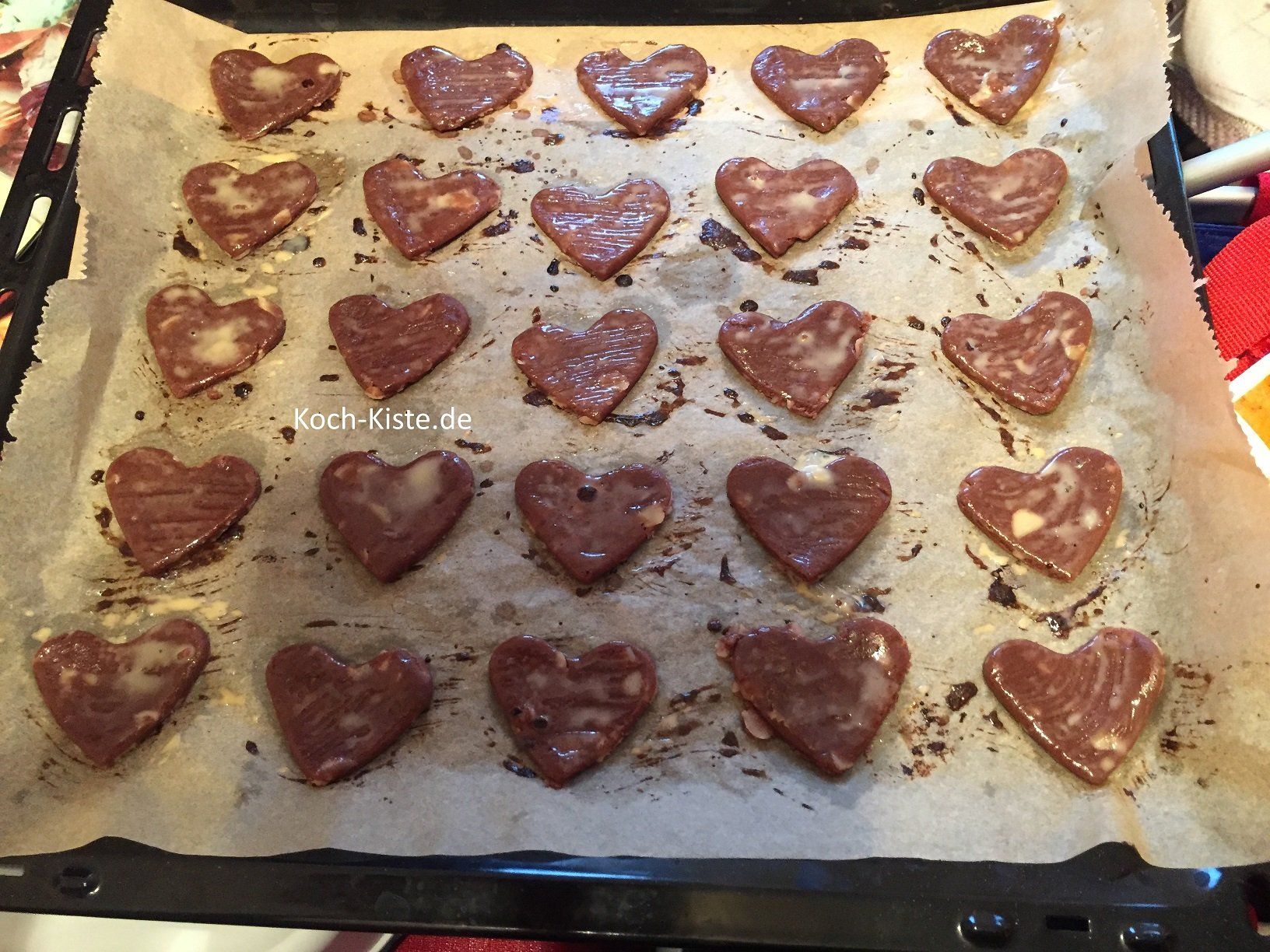 bestreiche mit einem Silikonpinsel die Spekulatius-Herzen mit der Eiermilch