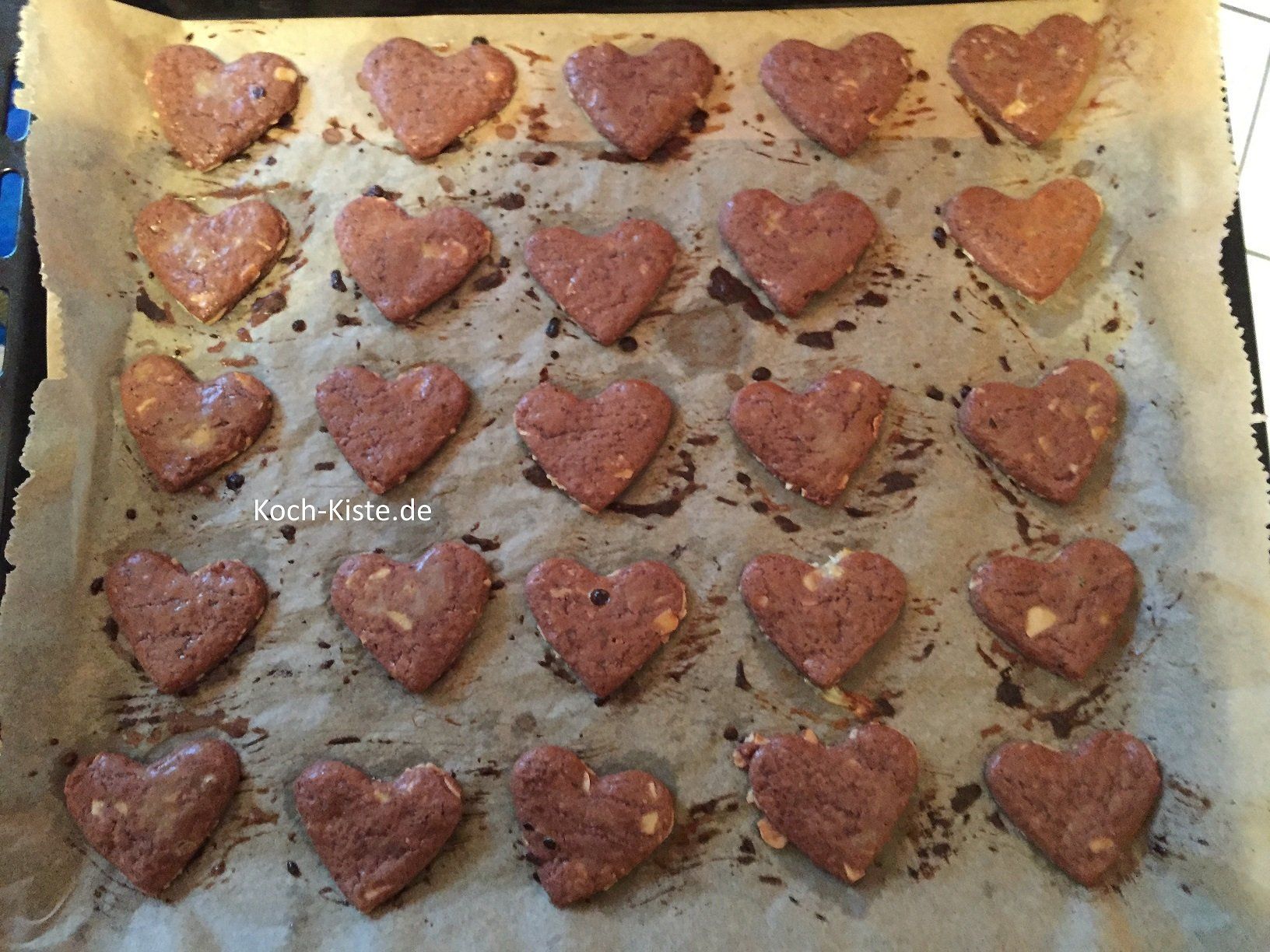fertig gebackene dunkle Spekulatius-Herzen