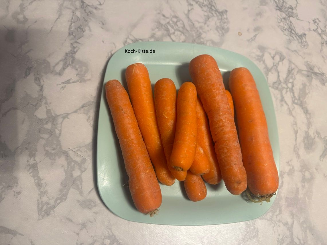 beginne damit Dir 800 g Wurzeln (Möhren) abzuwiegen