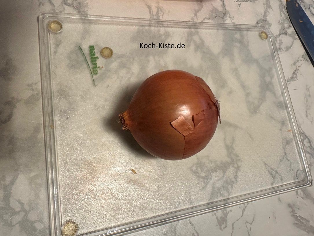 nehme die Gemüsezwiebel und lege sie auf das Schneidebrett