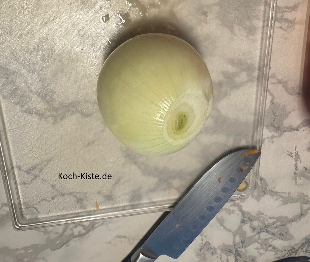 dann pelle die Gemüsezwiebel