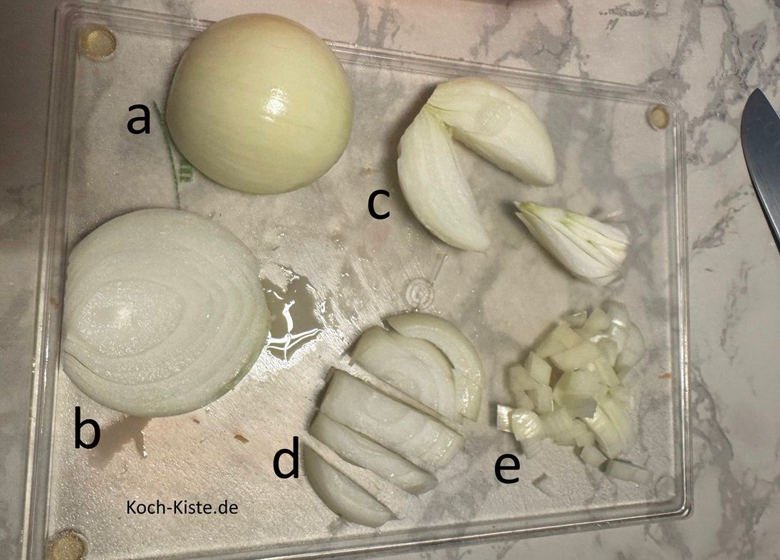 nun lege die Gemüsezwiebel auf das Schneidebrett (a), schneide sie in Scheiben (b), entferne den Kern (c), schneide die Zwiebelscheiben in Streifen (d) und zum Schluss in kleine Stücke (e)