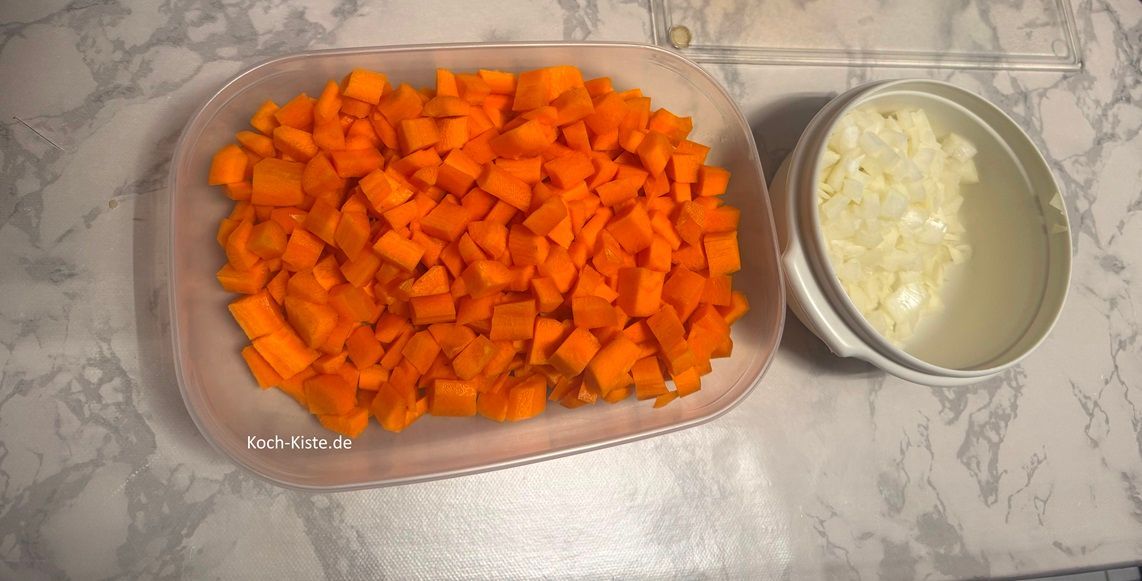 gebe die Wuzelstücke und Zwiebelstücke in Schüsseln