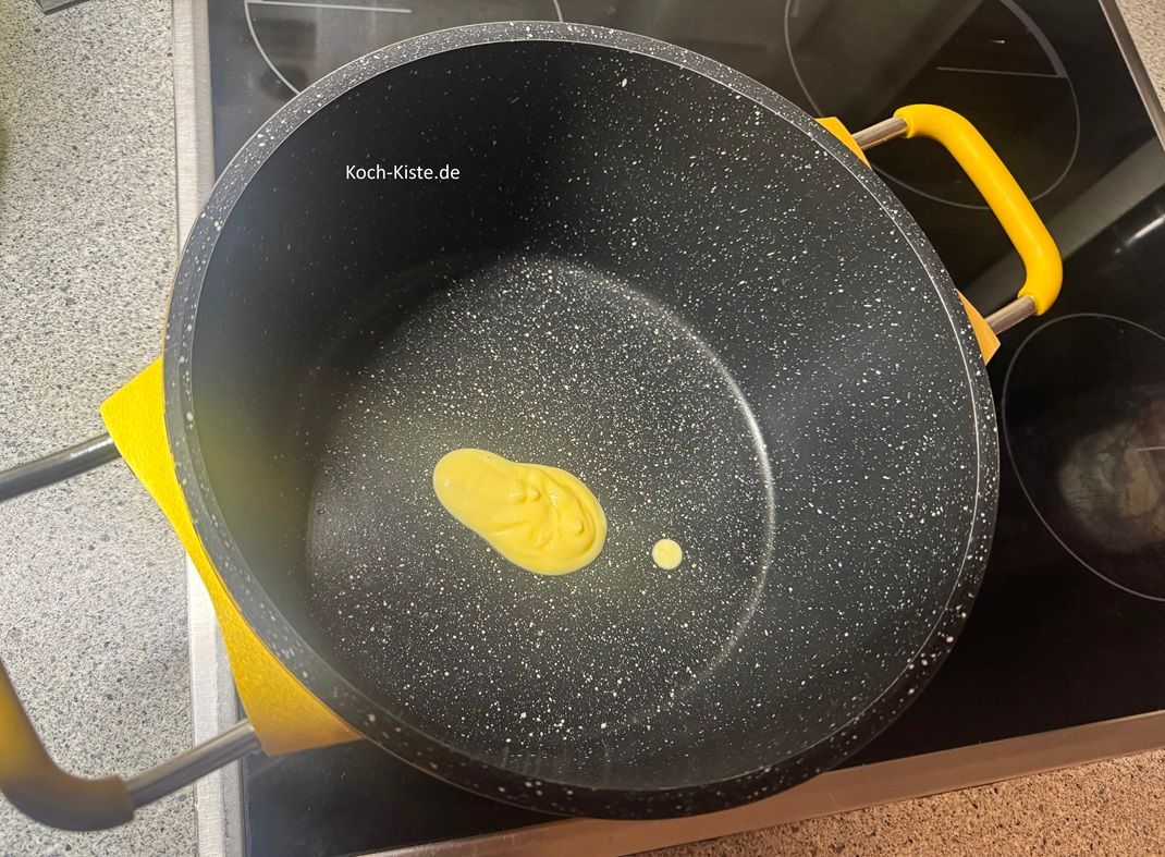 gebe die Pflanzencreme in den Topf