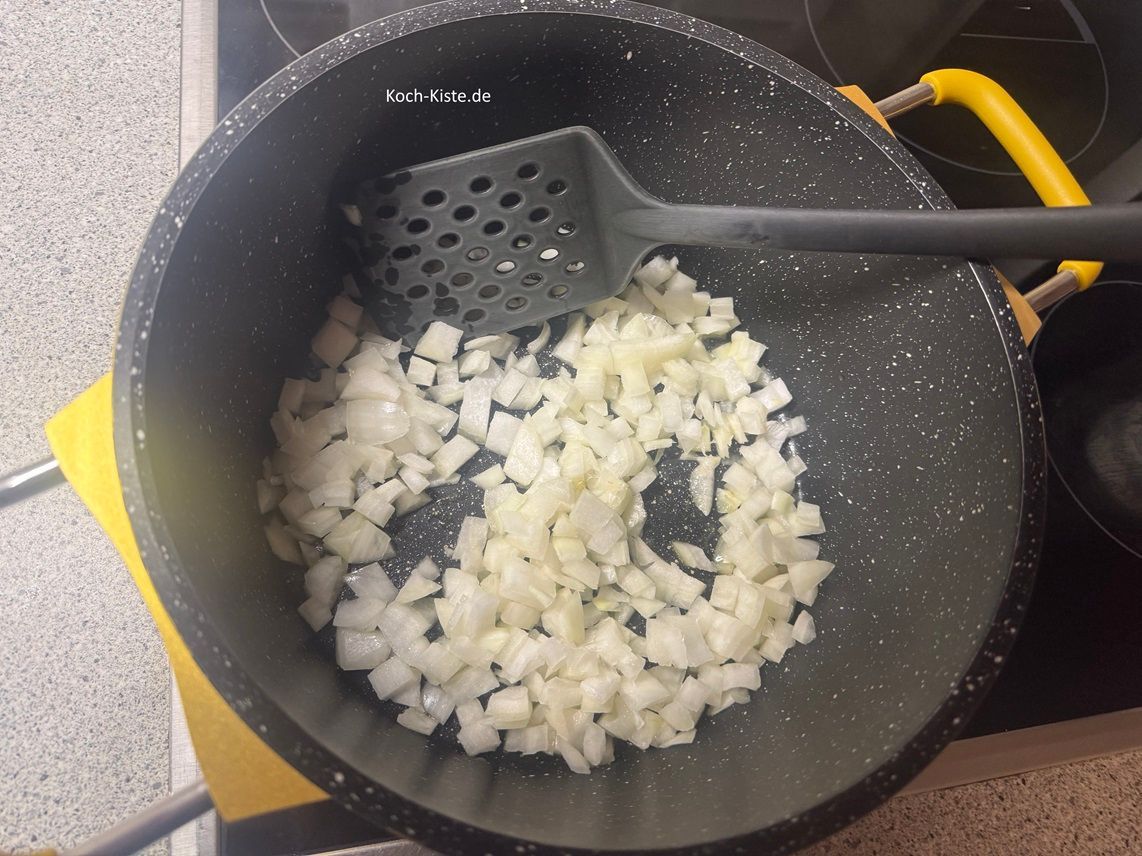 dann gebe die Zwiebeln in den Topf und brate sie 2 Minuten lang an