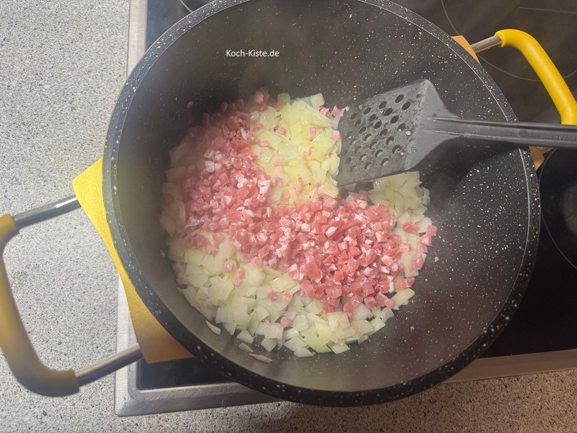 jetzt dürfen die Schinkenwürfel mit in den Topf und werden mit angebraten - wende beide Zutaten immer mal wieder , so dass nichts anbrennt
