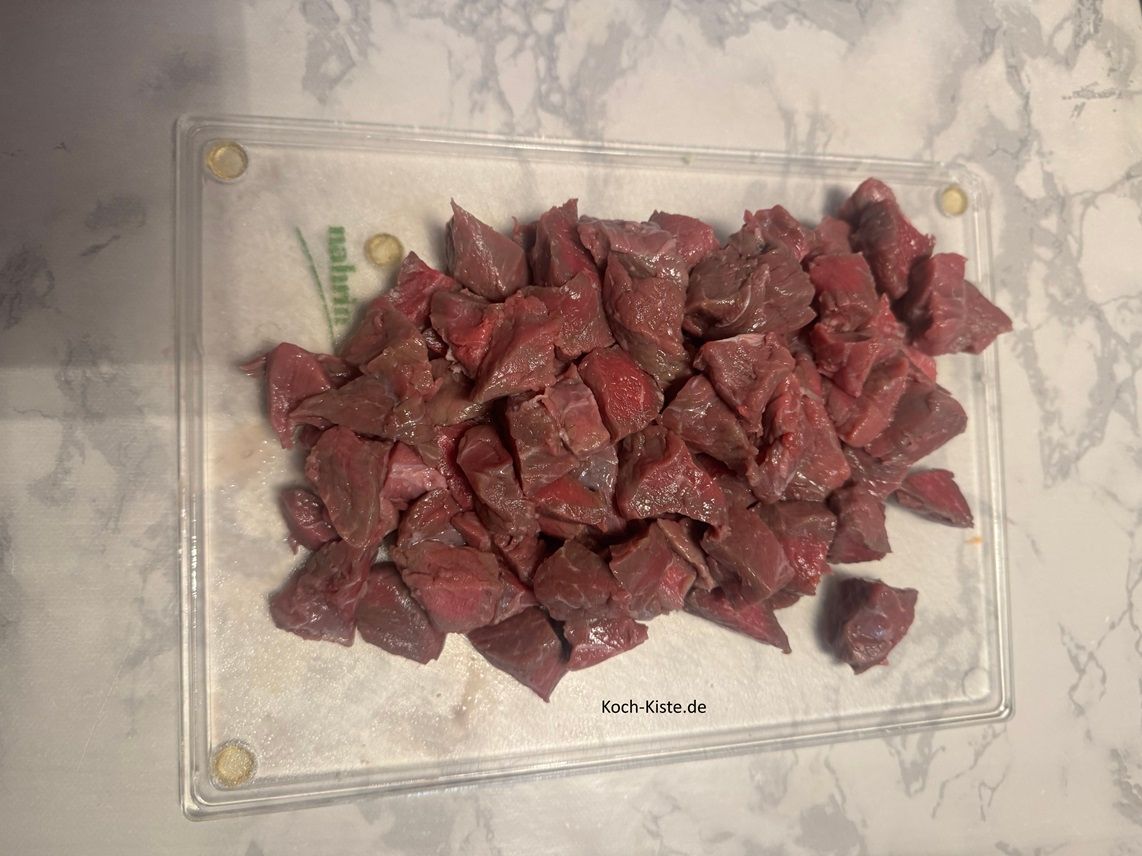 jetzt ist das Fleisch dran. Kontrolliere die Fleischstücke und entferne eventuell vohandende Sehnen oder Fettstücke. Halbiere die Fleischstücke ,