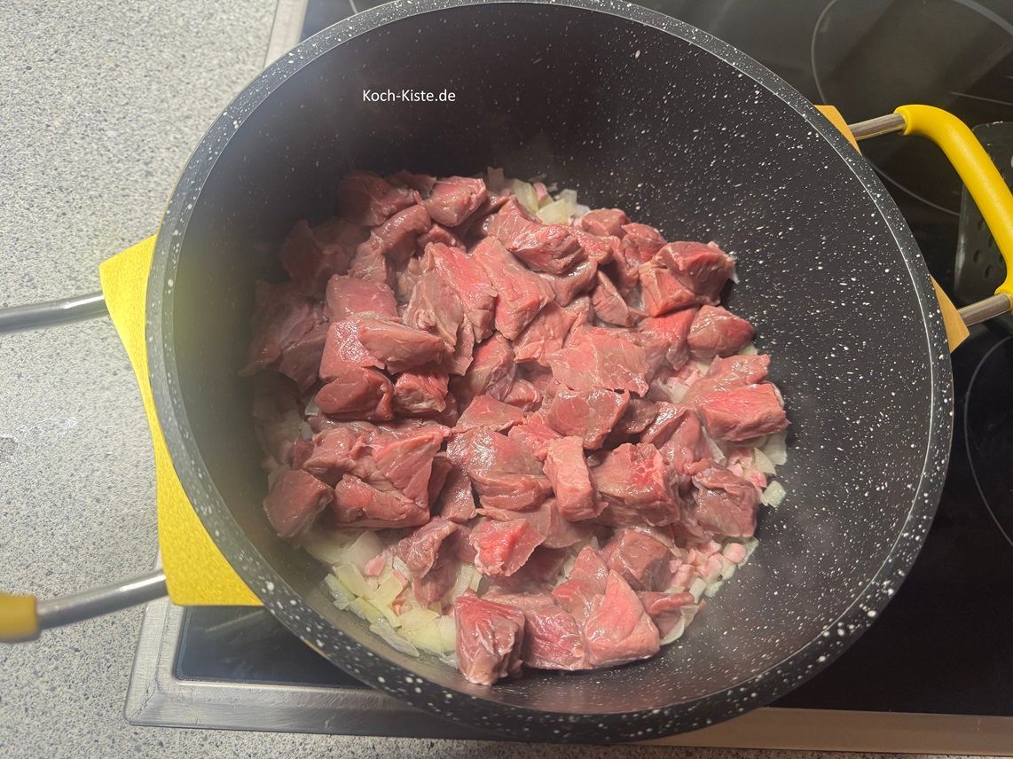 gebe das Rindfleisch hizu und brate es an