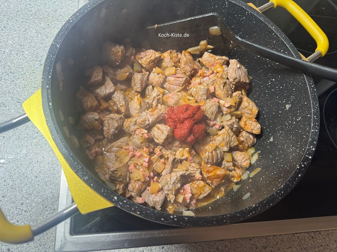 danach gebe 3 Esslöffel Tomatenmark mit in den Topf