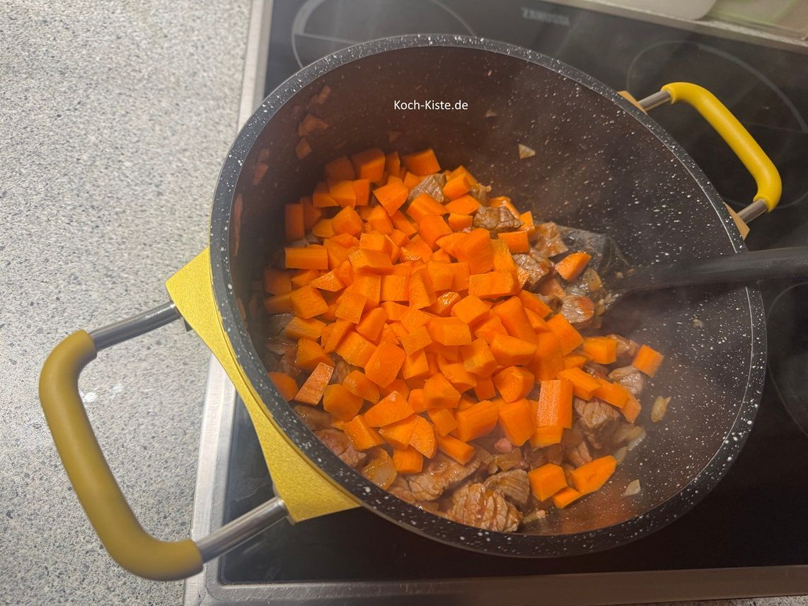 als nächstes gibst Du die Hälfte der Wurzelstücke mit in den Topf