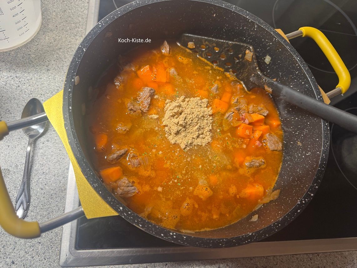 3 gehäufte Teelöffel Rinderbrühepulver und 1200 Milliliter Wasser dürfen mit in den Topf