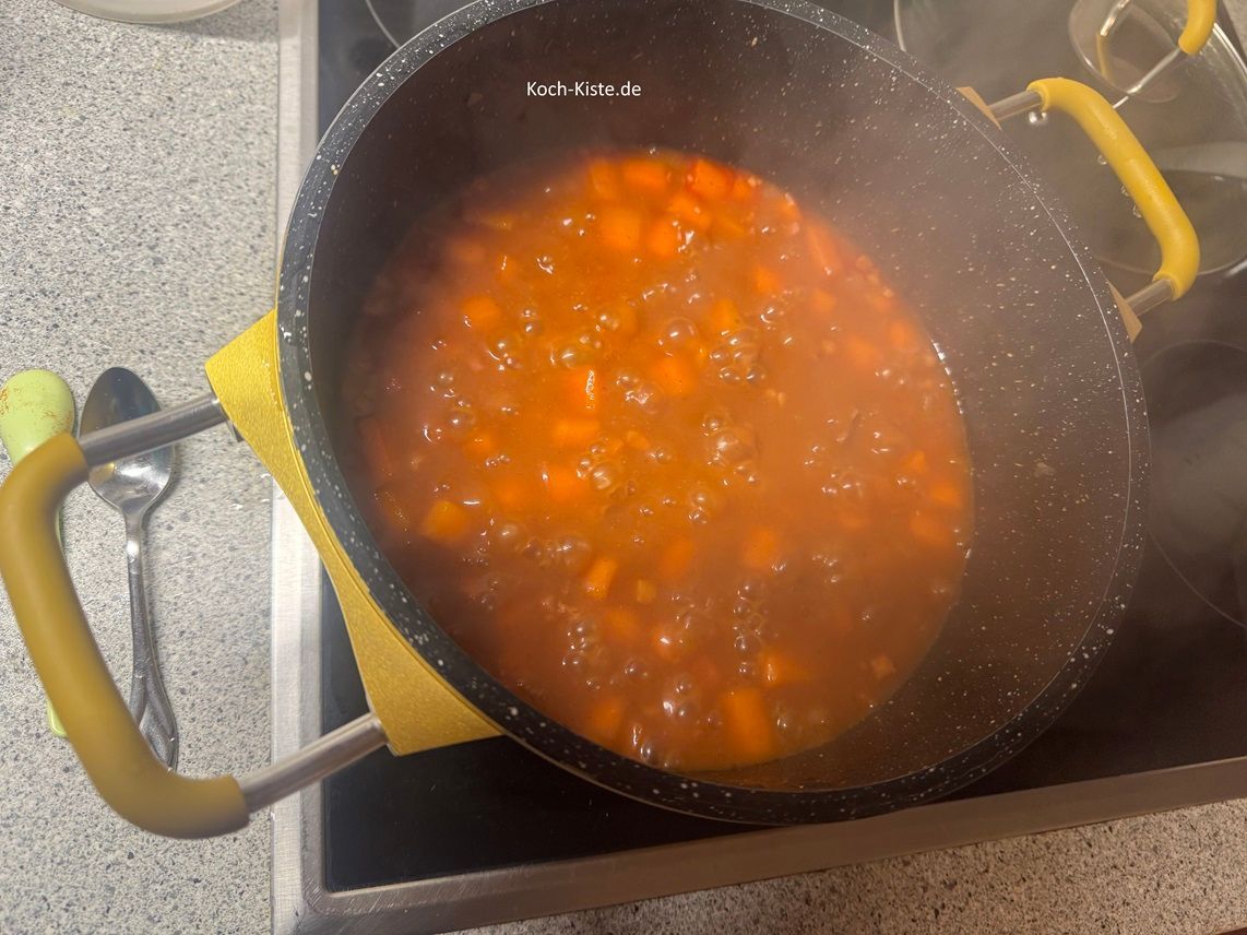 köchel das Wurzel Rindfleisch Gulasch für 1 Stunde auf mittlerer Stufe