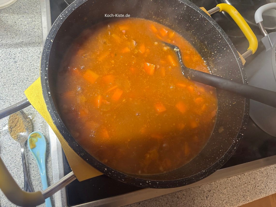 gebe 3 Esslöffel Soßenbinder in den Topf und verrühre alles miteinander