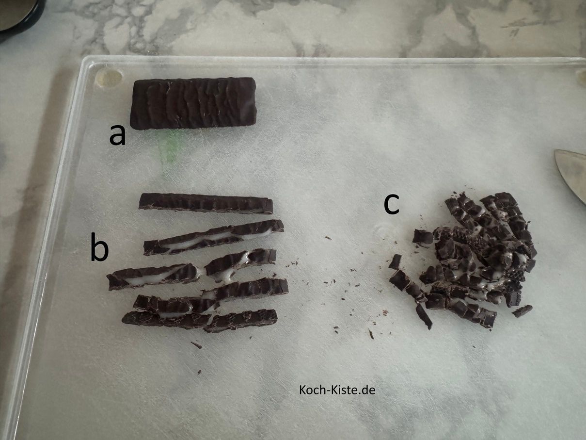 lege Dir 1 Pfefferminztäfelchen auf das Schneidebrett (a) , schneide es in dünne Streifen (b) und dann in sehr kleine Stücke (c)