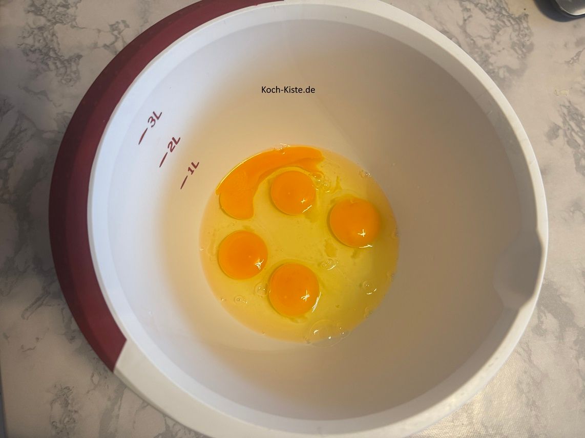 gebe 5 Eier (M) in die Rührschüssel