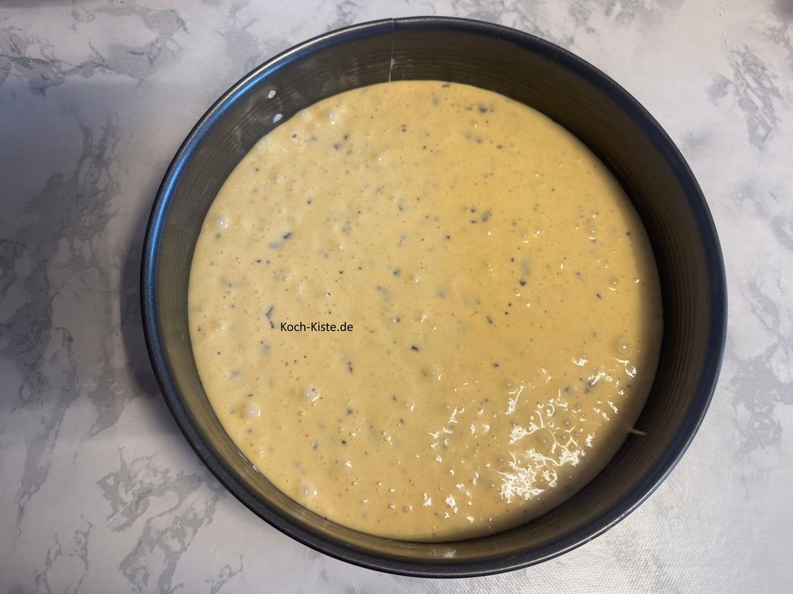 fülle mit Hilfe eines Teiglöffels den Teig in die Springform