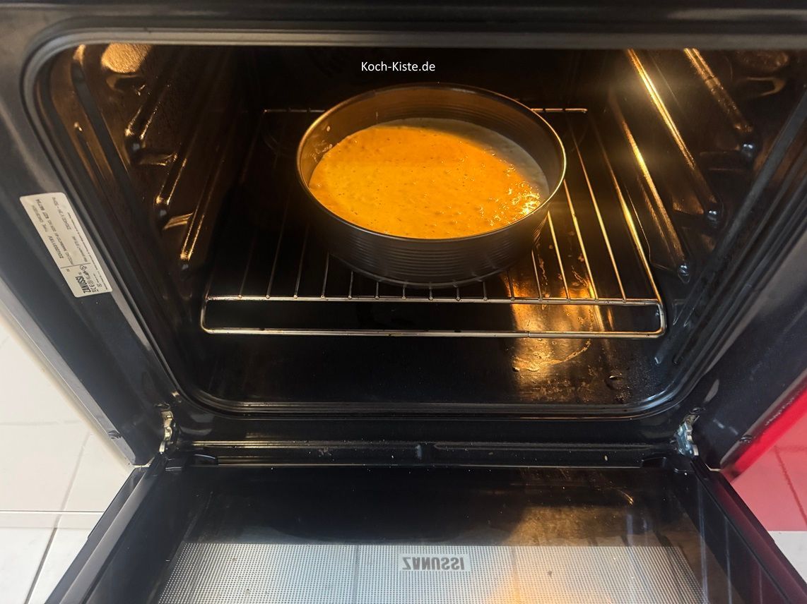 stelle die Springform auf die untere Schiene des Backofens und backe den Pfefferminz Kuchen für 40 bis 45 Minuten