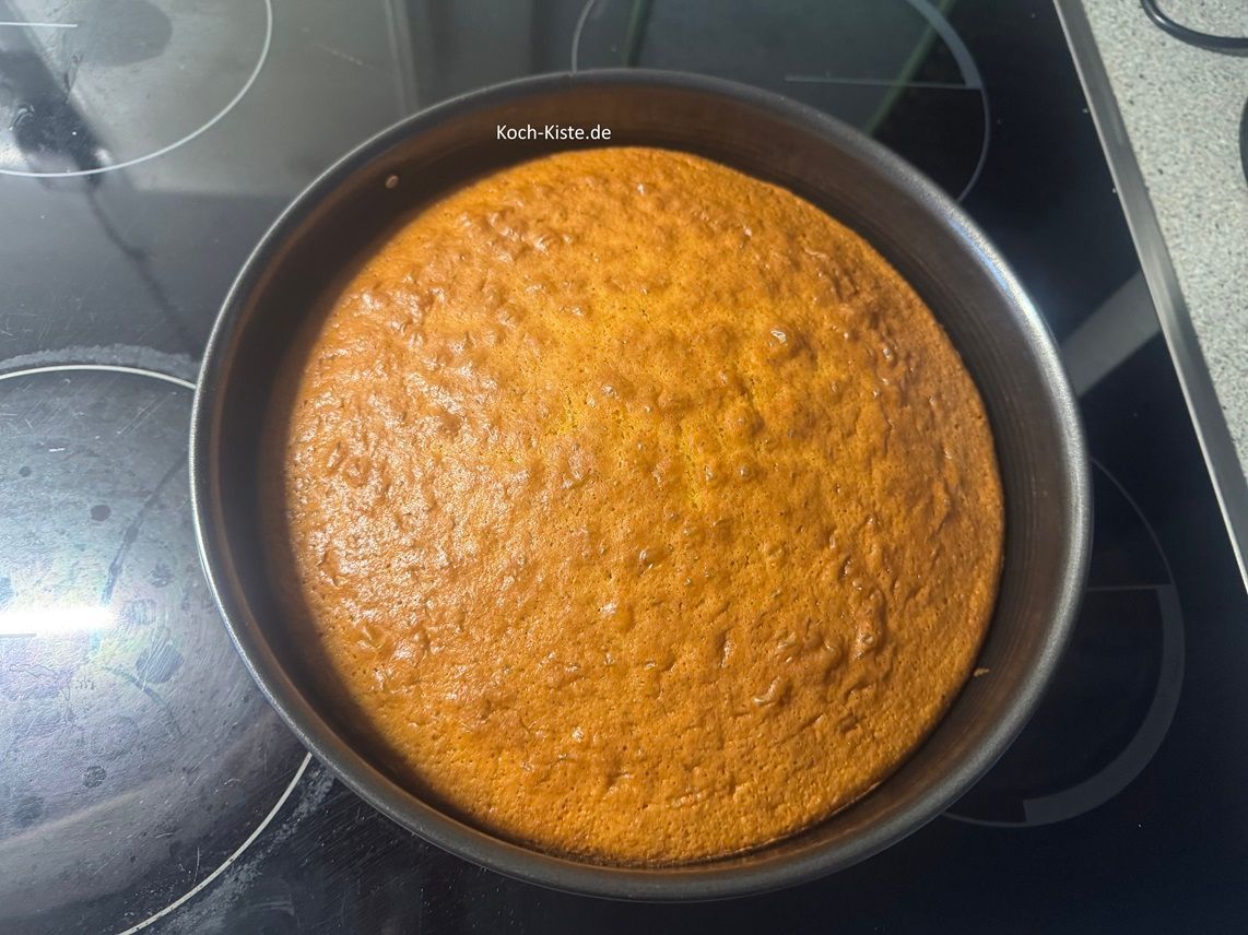 ziehe Dir Küchenhandschuhe an, nehme die Springform aus den Backofen und stelle sie auf den Herd. Als nächstes nehme den Rouladenpikser und stich an mehreren Stellen in den Kuchen, wenn keinTeig am Rouladenpikser hängen bleibt, ist der Kuchen gar.